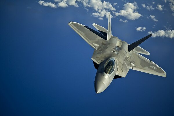 Raptor en las nubes sobre el mar vista frontal