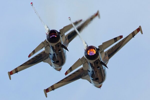 Aviones de combate de vapor en el cielo