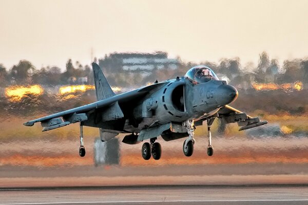 Avión Harrier av-8B despegando del aeródromo