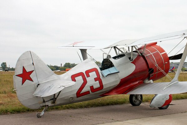 Avion soviétique blanc rouge avec des ailes et une hélice