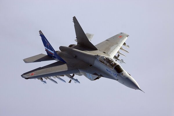 Myśliwiec MiG-35 z pociskami na niebie