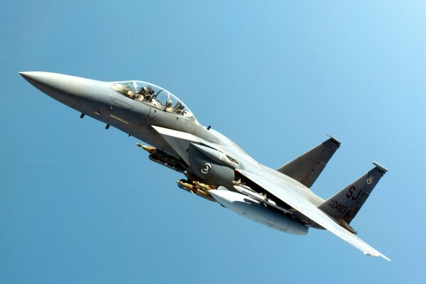 Avión de combate f-15 contra el cielo azul