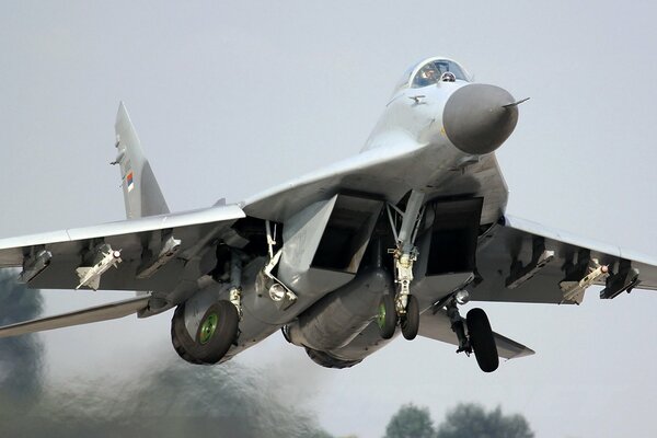 Combattant décollage puissance armée