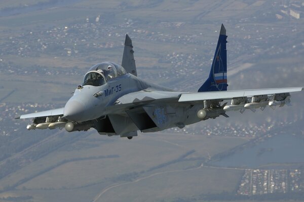 Flugzeug mig-35 der russischen Luftfahrt am Himmel