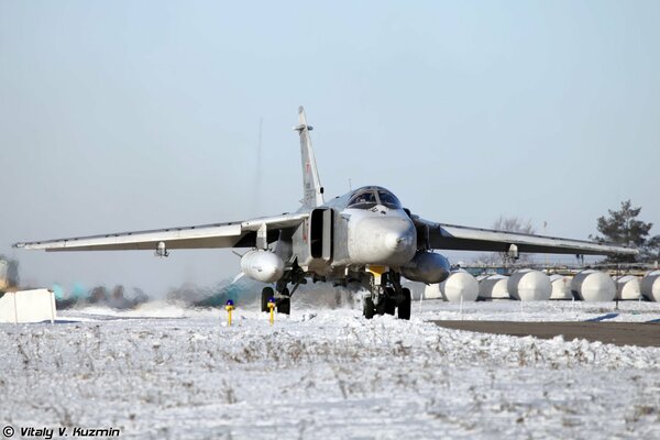 Бомбардировщик Су-24 на взлетно-посадочной полосе зимой