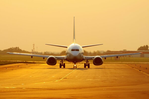 Avion sur la piste sur fond jaune