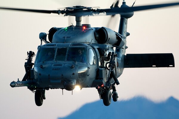 Der Pave Hawk Hubschrauber fliegt in den Himmel