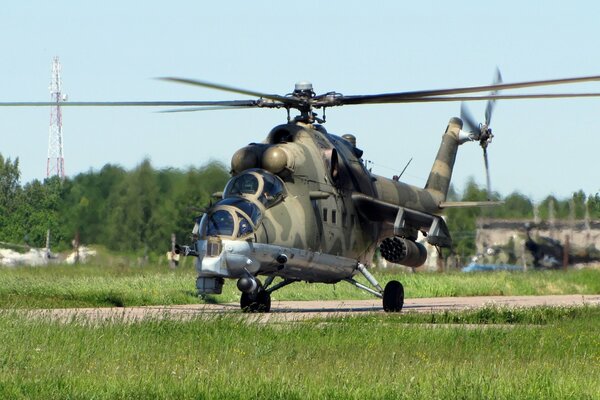 Helicóptero de transporte y combate mi-24 en la hierba