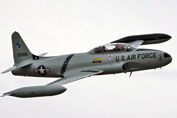 Avión estadounidense de combate contra un cielo despejado