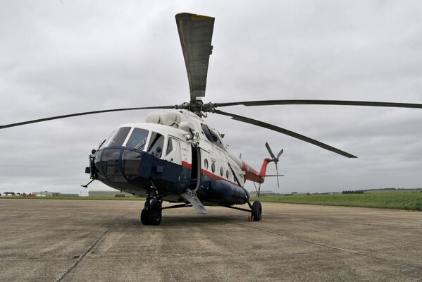 Duży helikopter z ogromnymi ostrzami