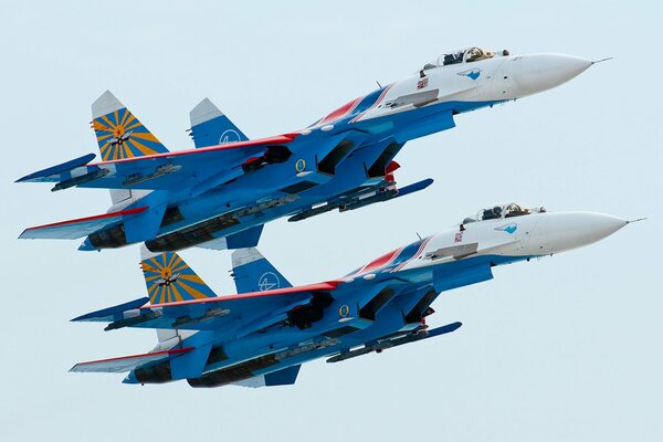 Une paire de chasseurs su-27 en vol dans le ciel
