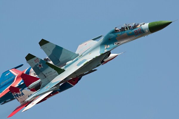 Samolot Su -27 wzbija się w błękitne niebo