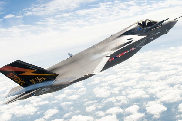 Kostenloses lockheed martin f 35 Kampfflugzeug - Blitz fliegt in den wolken