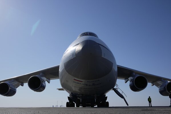 Enorme avión Ruso desde el primer plano