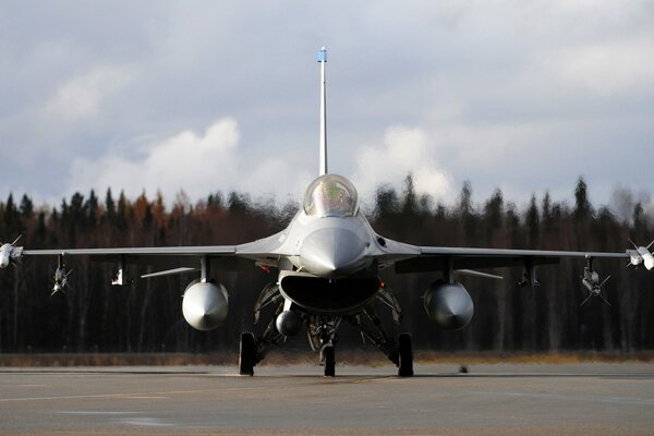 F-16 z amunicją gotowy do lotu