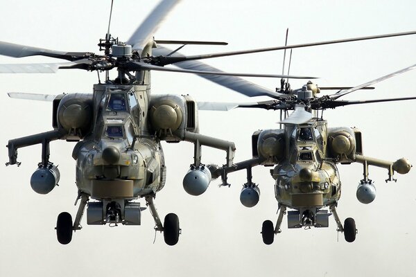 Dwa śmigłowce Mi-28N unoszą się w przestrzeni powietrznej