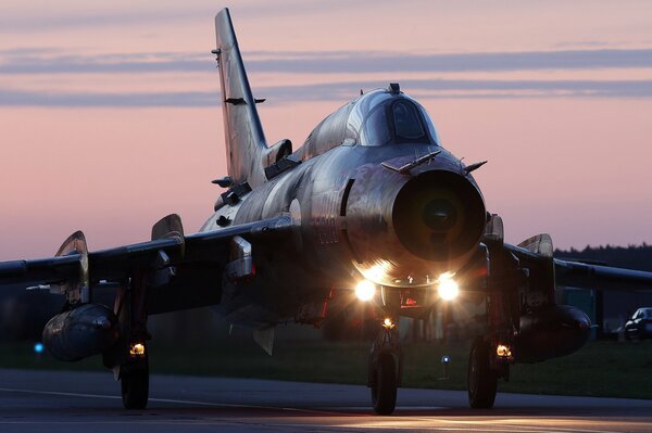 Bombardero su-22m4 en el fondo del cielo nocturno