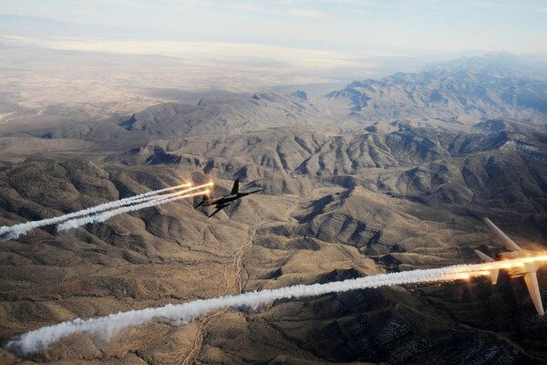 Bombarderos rockwell B-1 lancer sobre terreno montañoso