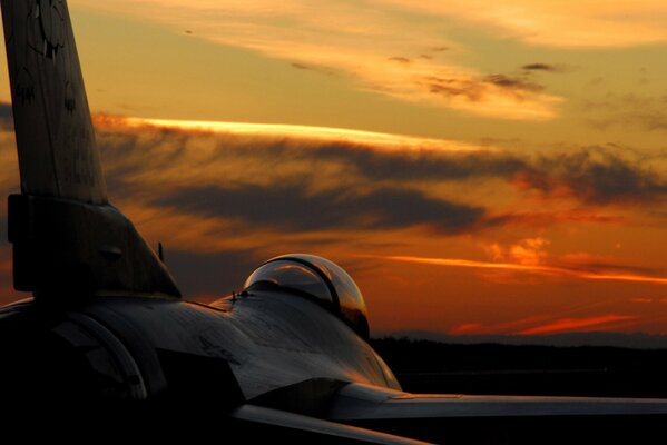 Bei einem schönen Sonnenuntergang ist der Flügel eines Kampfflugzeugs zu sehen