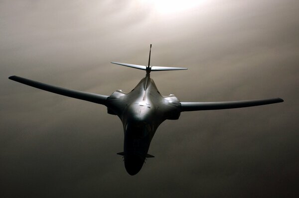 Bombardero estratégico rockwell B-1 lancer en el cielo