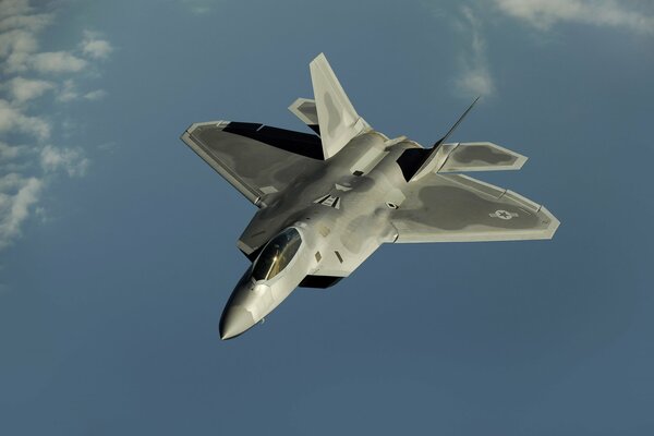 Ein leistungsfähiges f-22-Kampfflugzeug fliegt in den Himmel