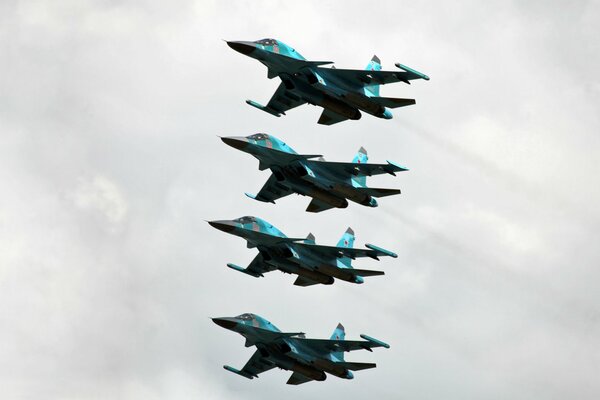 Bombarderos de primera línea su-34 de la fuerza aérea de Rusia