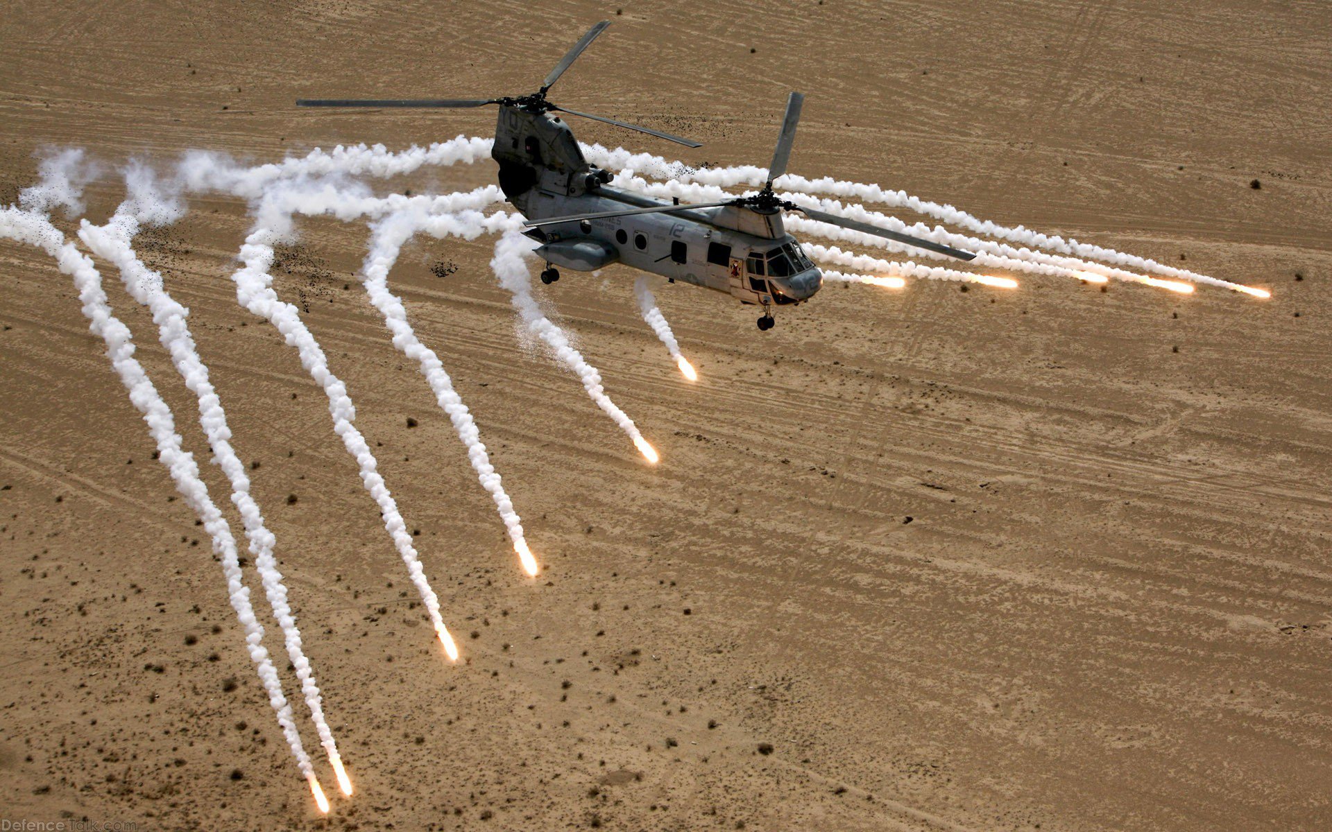 helicóptero desierto misiles