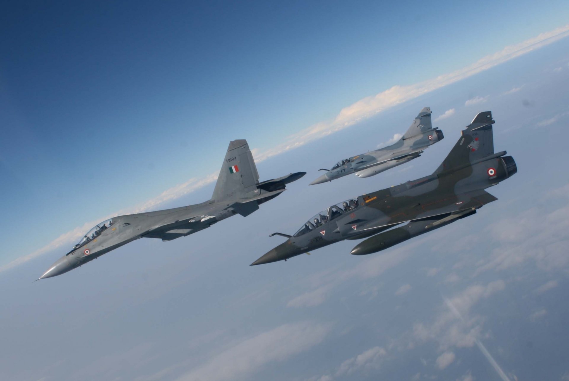 luftwaffe frankreich trocken su-30 mehrzweck kämpfer dassault mirage 2000 dassault französisch fliegen himmel wolken höhe foto