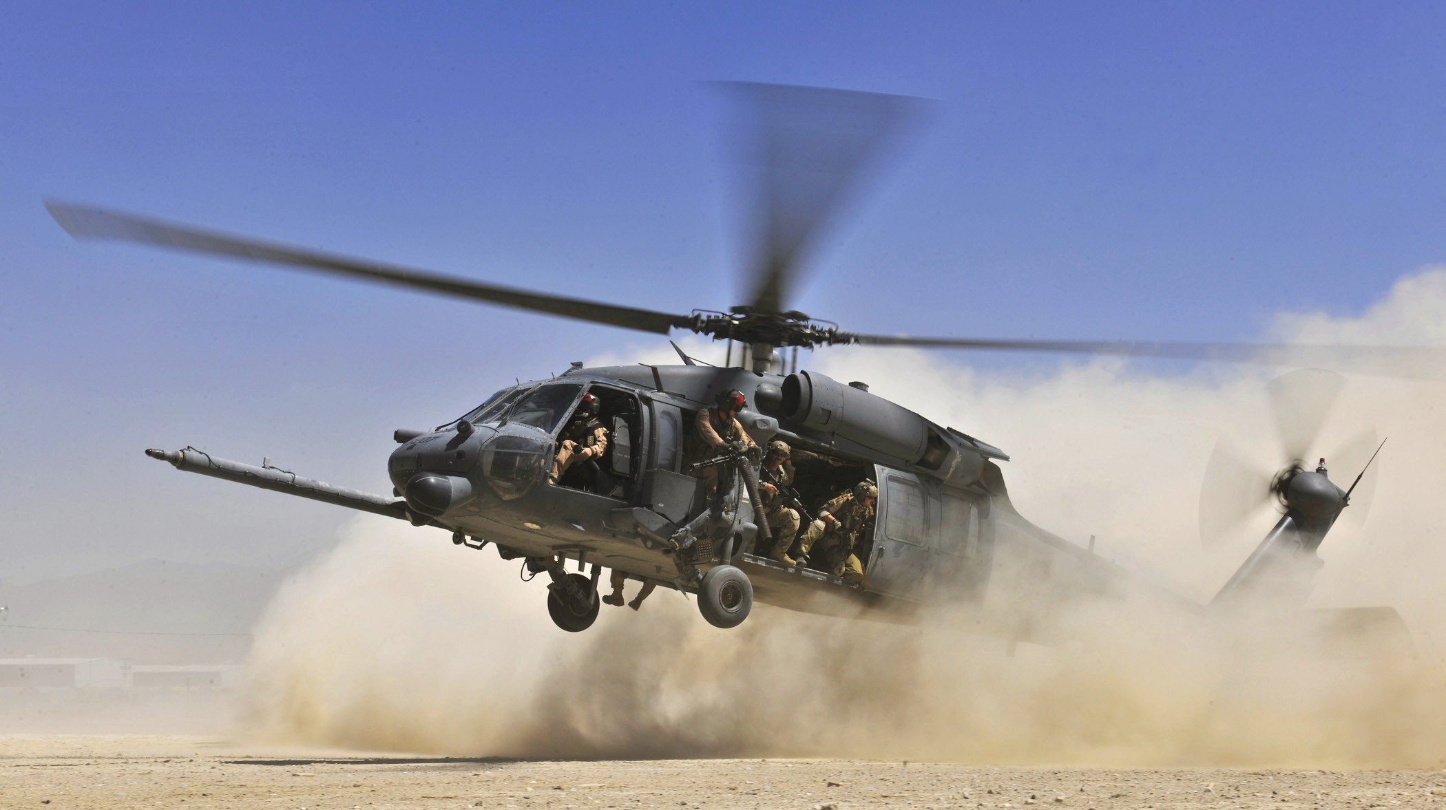 hubschrauber hh 60g pave hawk klingen landung landung soldaten staub wüste himmel