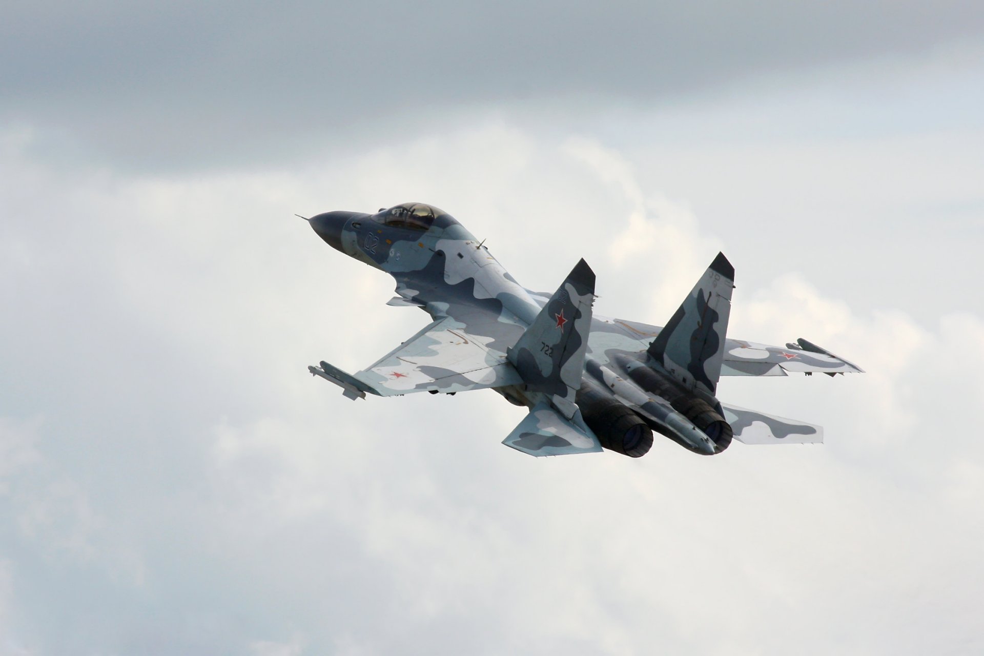 su-35 multiuso caccia aereo cielo. alta nuvole volo