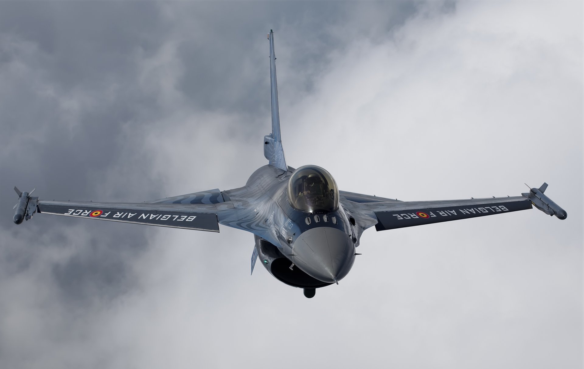 general dynamics f-16 fighting falcon f-16 fighter cloud