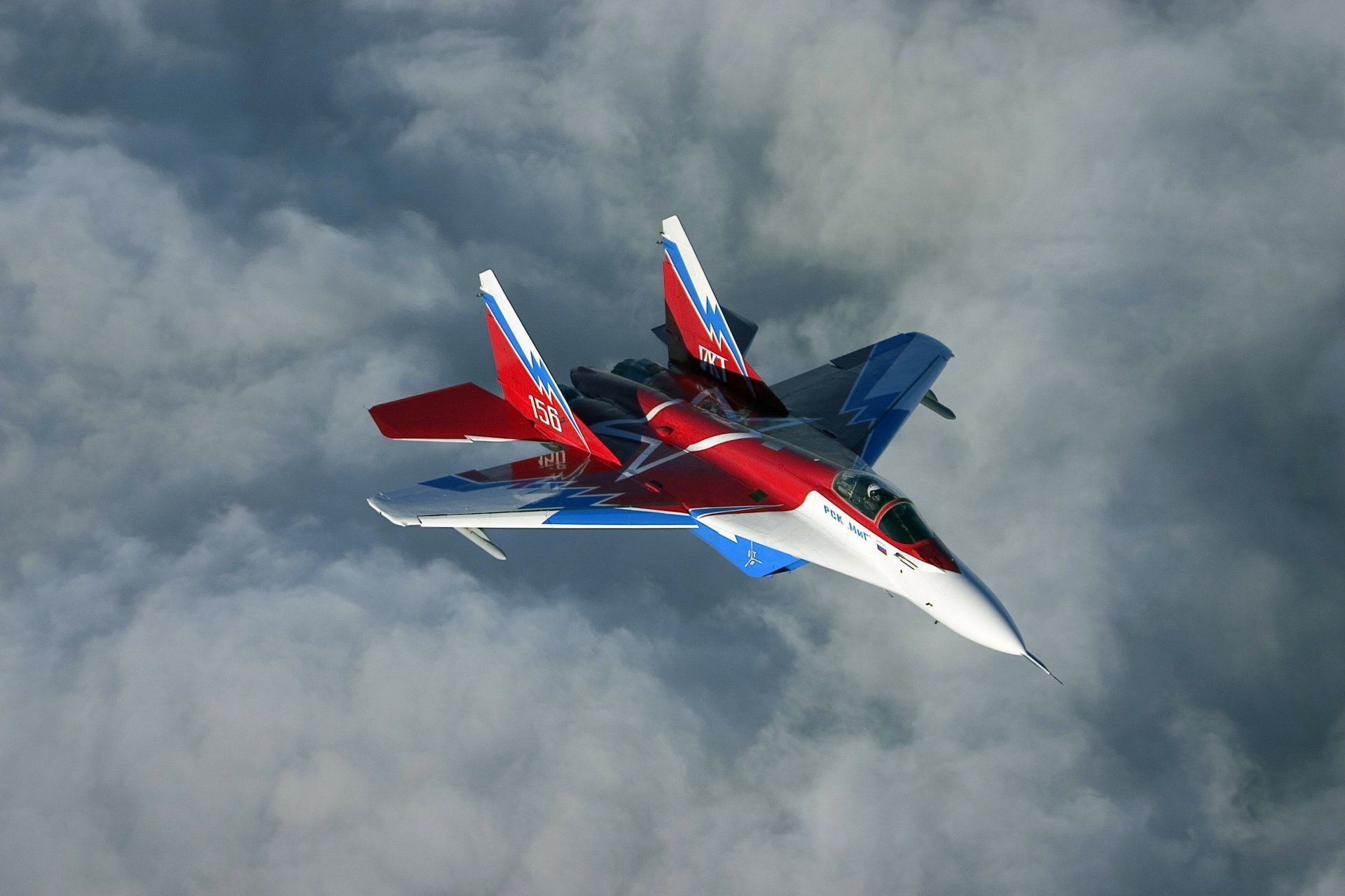 mig-29ovt polyvalent combattant quatrième génération ciel nuages altitude vol