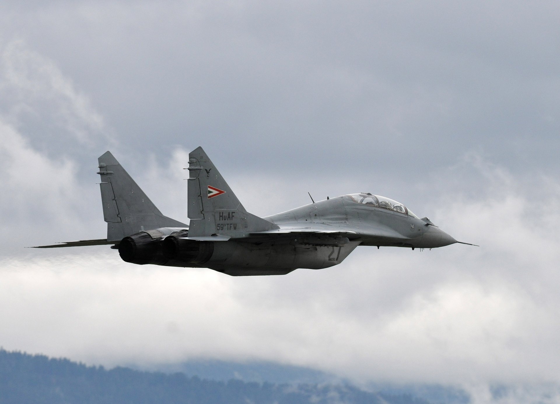 avion mig-29 polyvalent combattant vol altitude photo ciel nuages