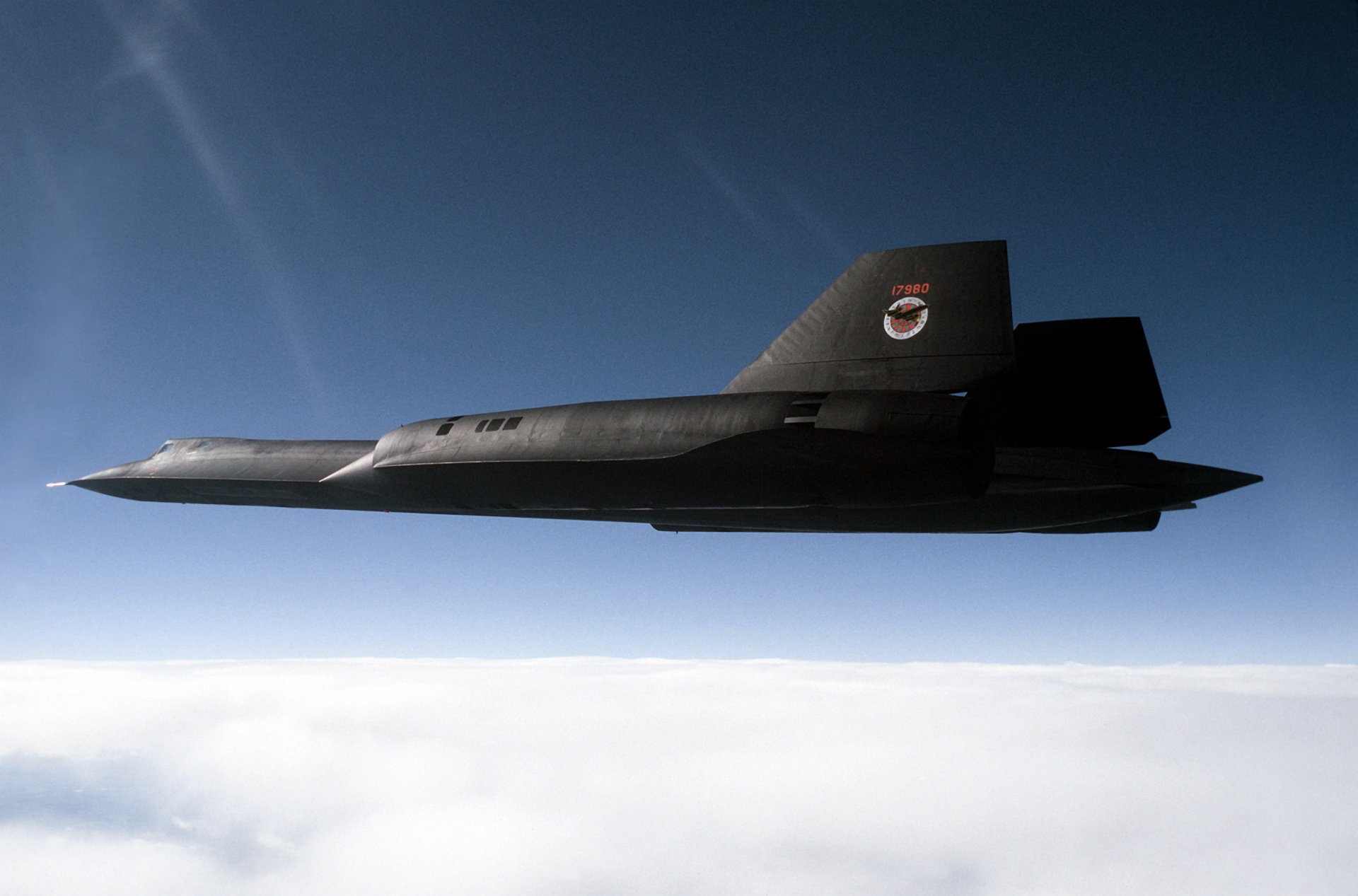 lockheed sr-71 kos strategiczny naddźwiękowy zwiadowca siły powietrzne usa chmury niebo wysokość lot zdjęcie