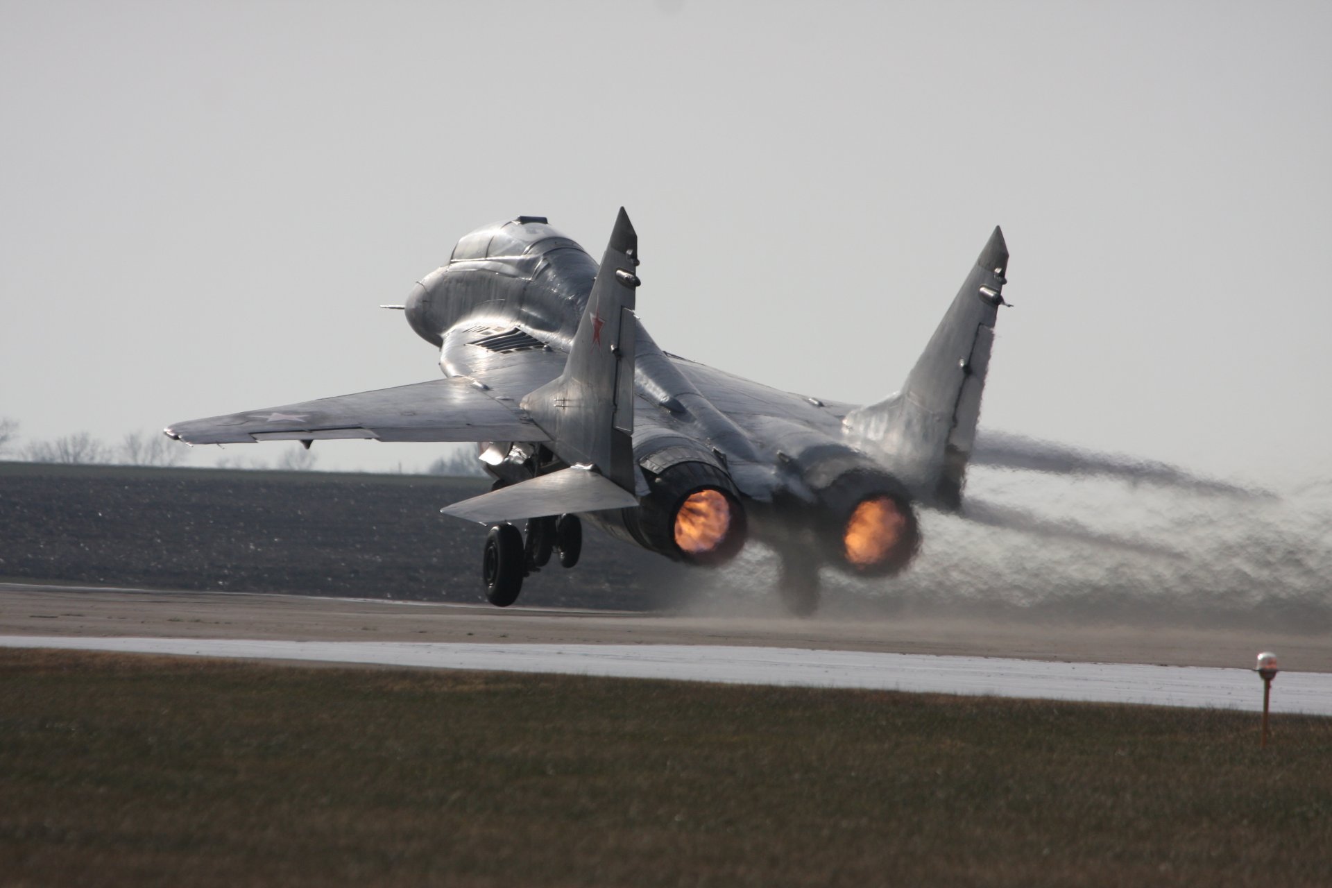 mehrzweck kämpfer mig-29 flugzeug flugplatz geschwindigkeit start foto