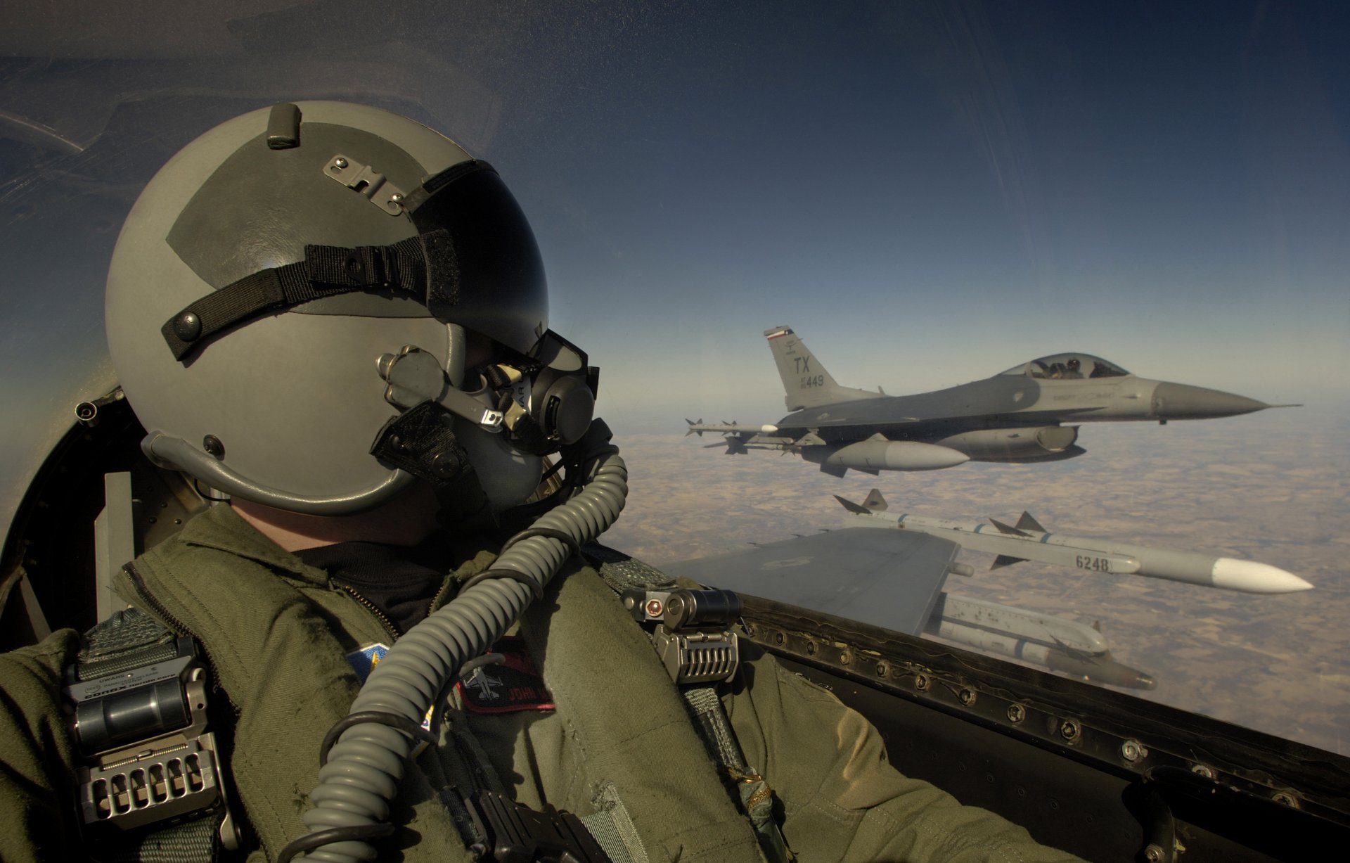 militär flugzeug luftfahrt himmel wolken pilot kabine helm hintergrundbilder