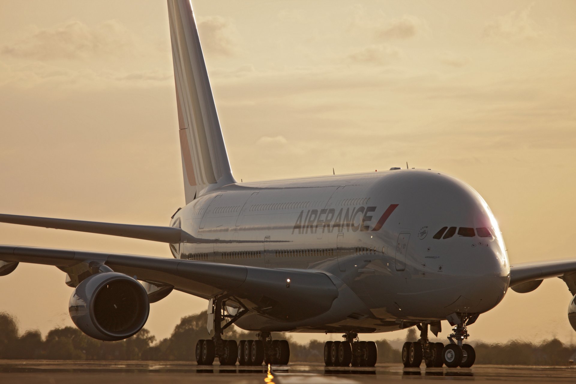 аэробус а380 лайнер аэропорт пассажирский самолет air france полоса вечер закат небо облака фото