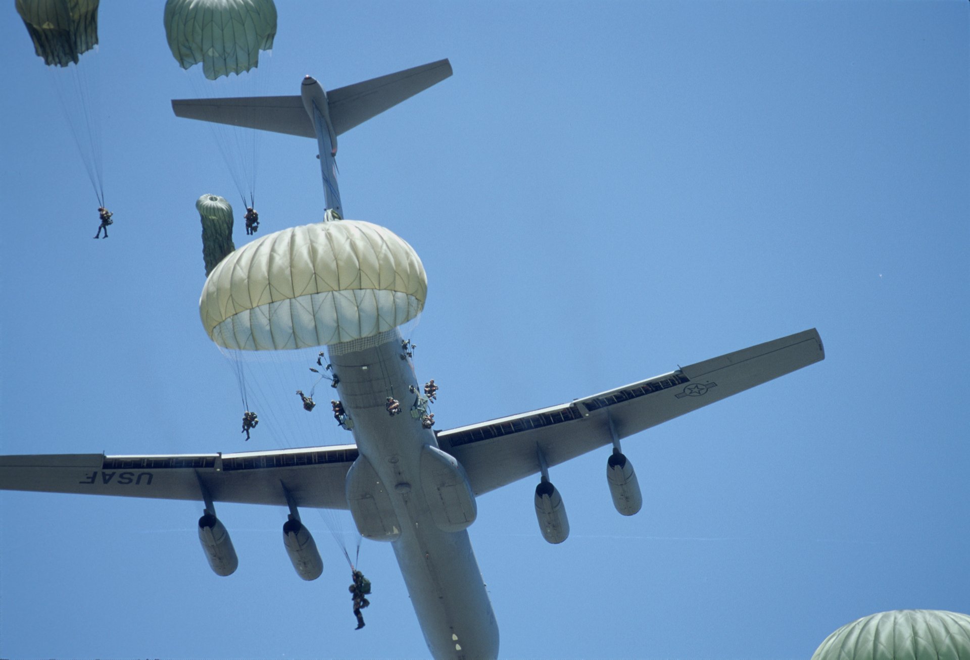 прыжок десантирование военные самолет c-141b