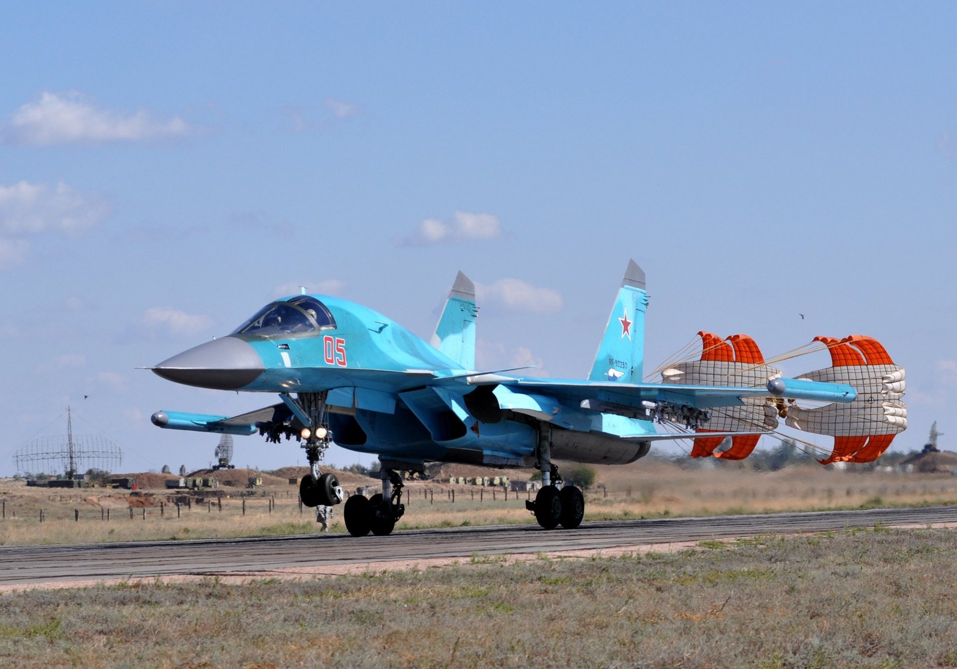 aviazione russa bombardiere di prima linea sukhoi su-34 difensore atterraggio