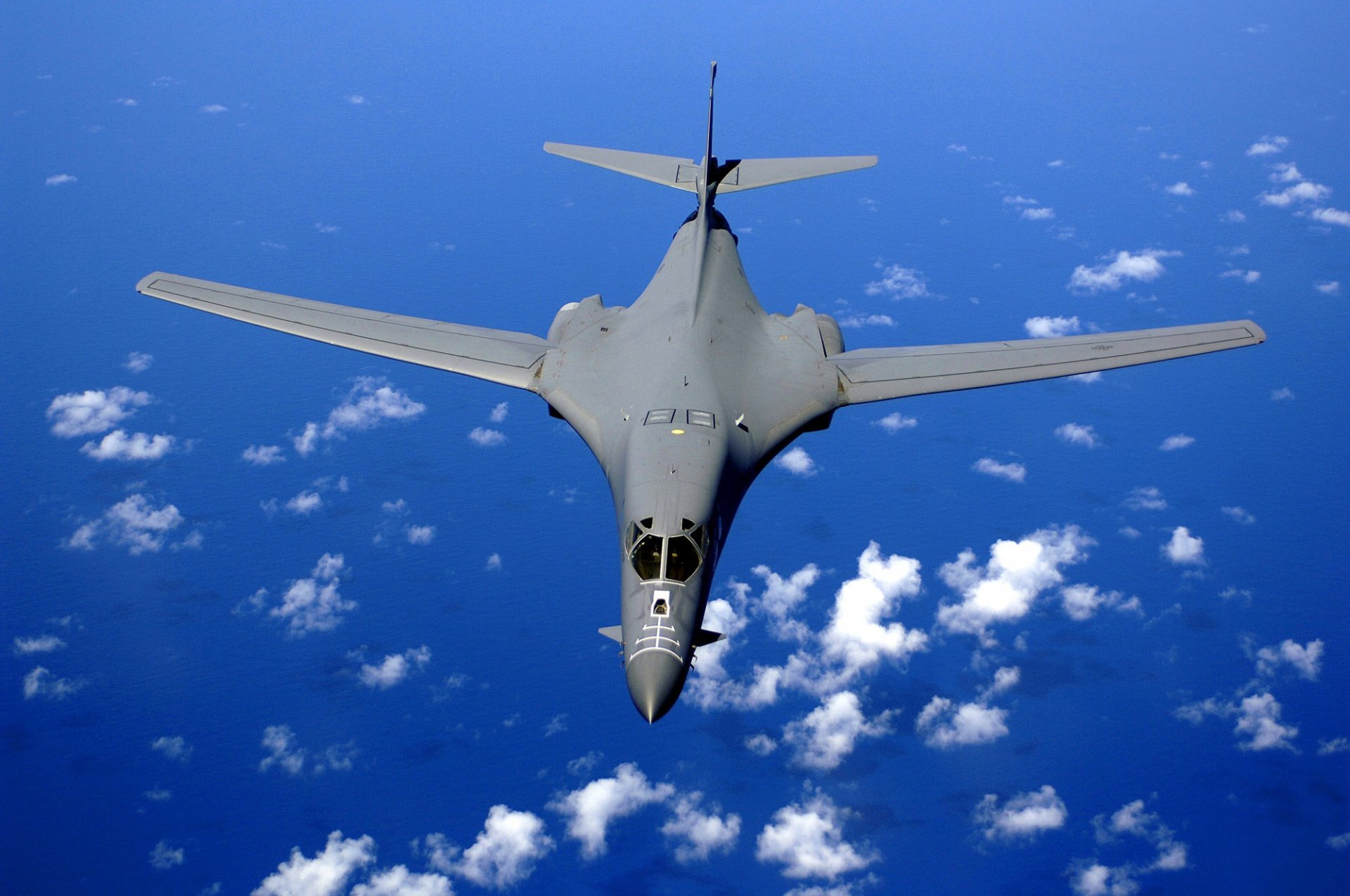 supersonico strategico bombardiere rockwell b-1 lancer aereo volo altitudine nuvole cielo oceano acqua