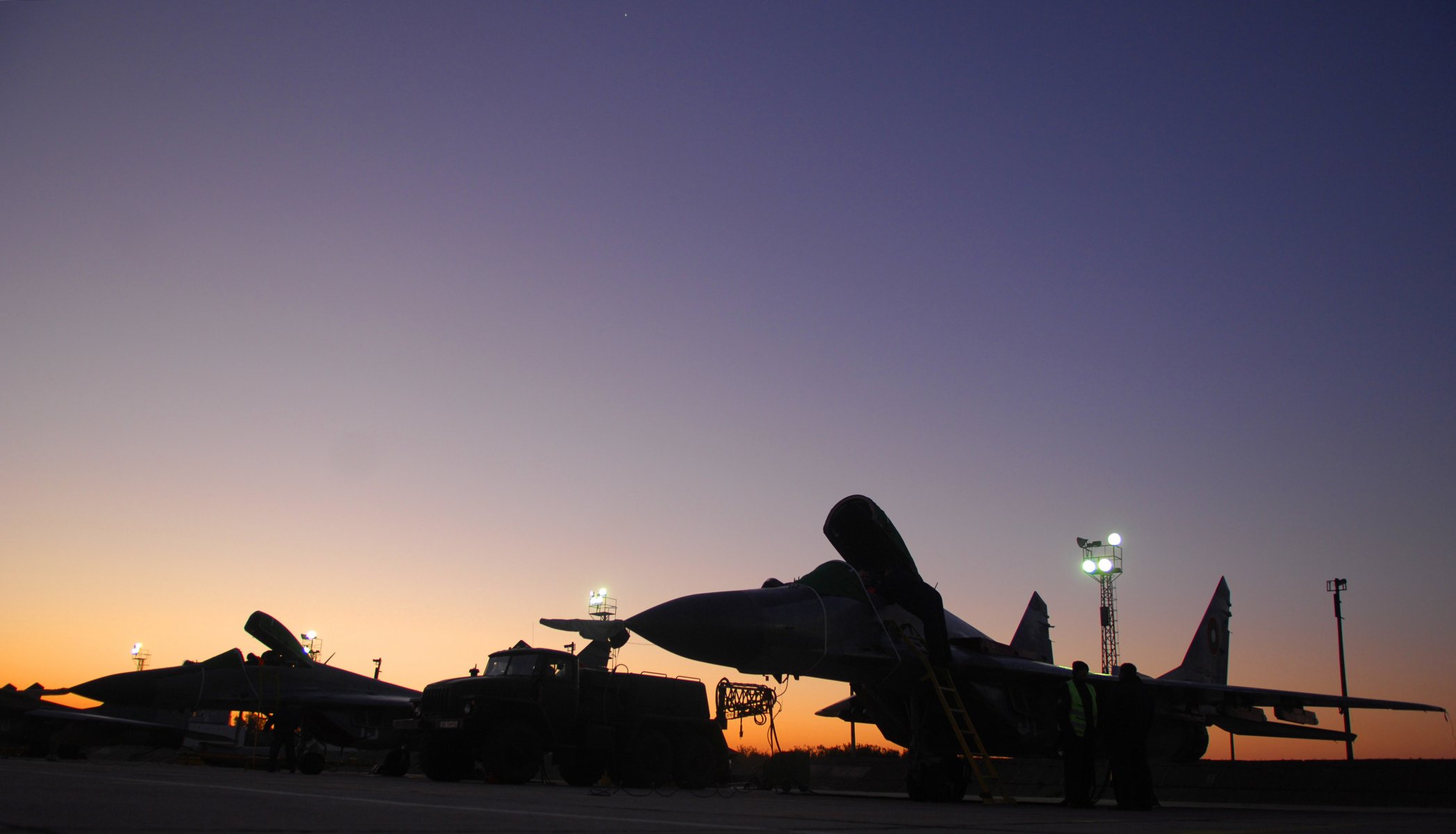 mig-29 aeroporto tramonto