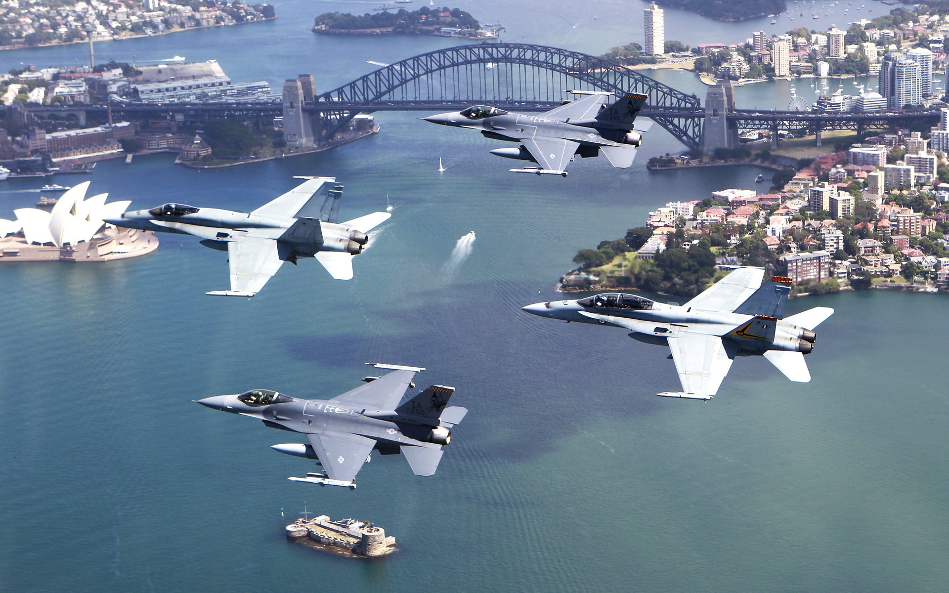 aviones de combate cuarteto ciudad casas edificios puente arco estrecho islas barcos yates