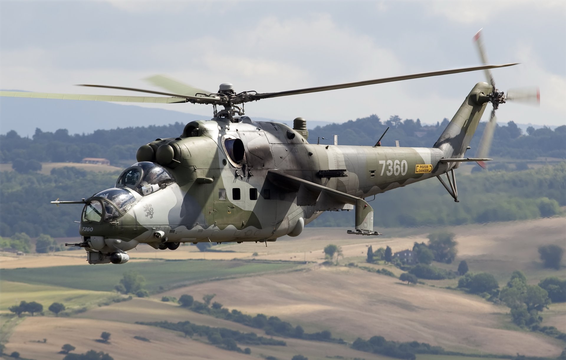 mi-24 sowjetisch transport-kampf flug visote erde bäume himmel wolken