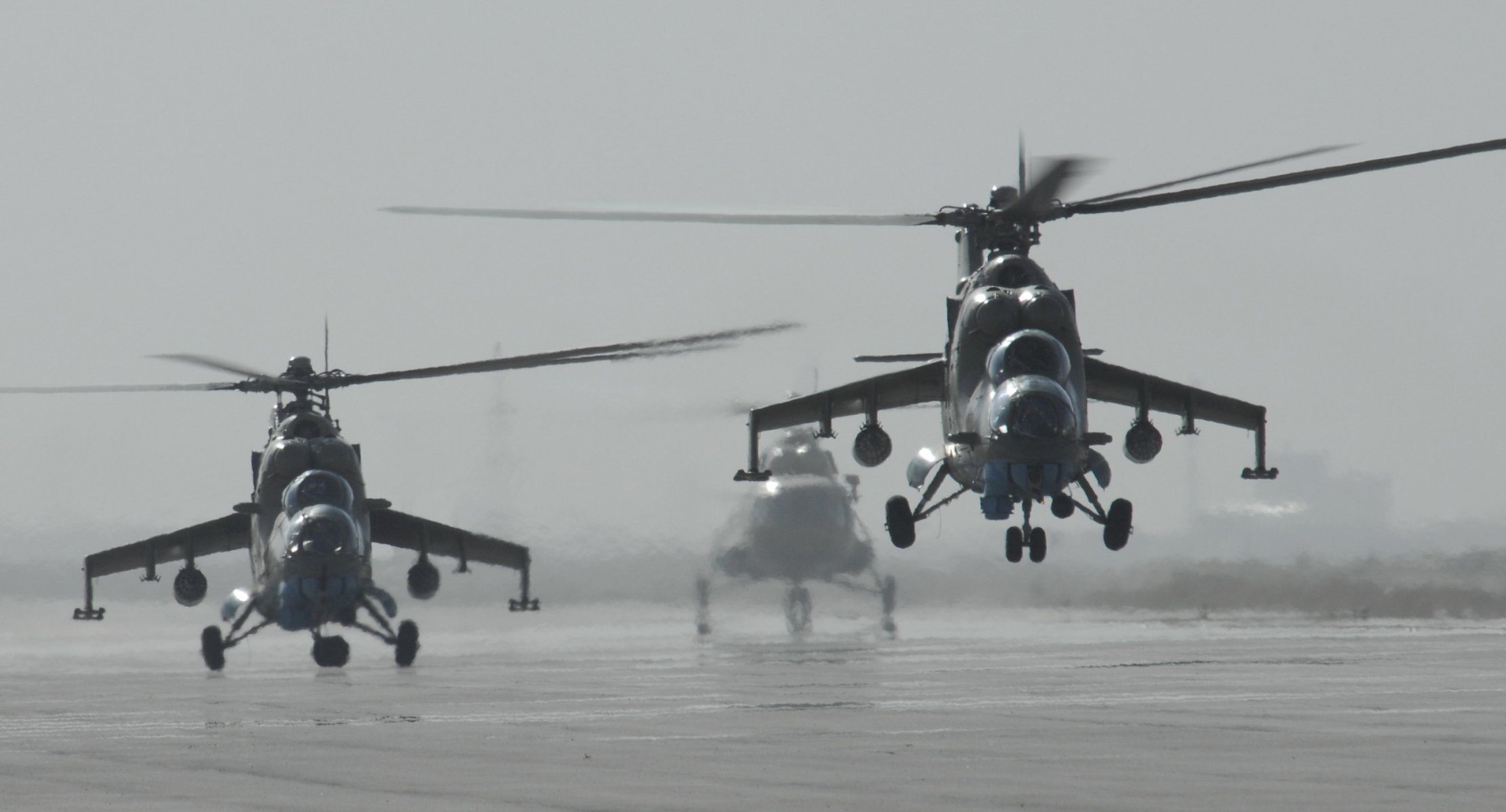 hélicoptère mi-35 hélicoptères aérodrome décollage photo