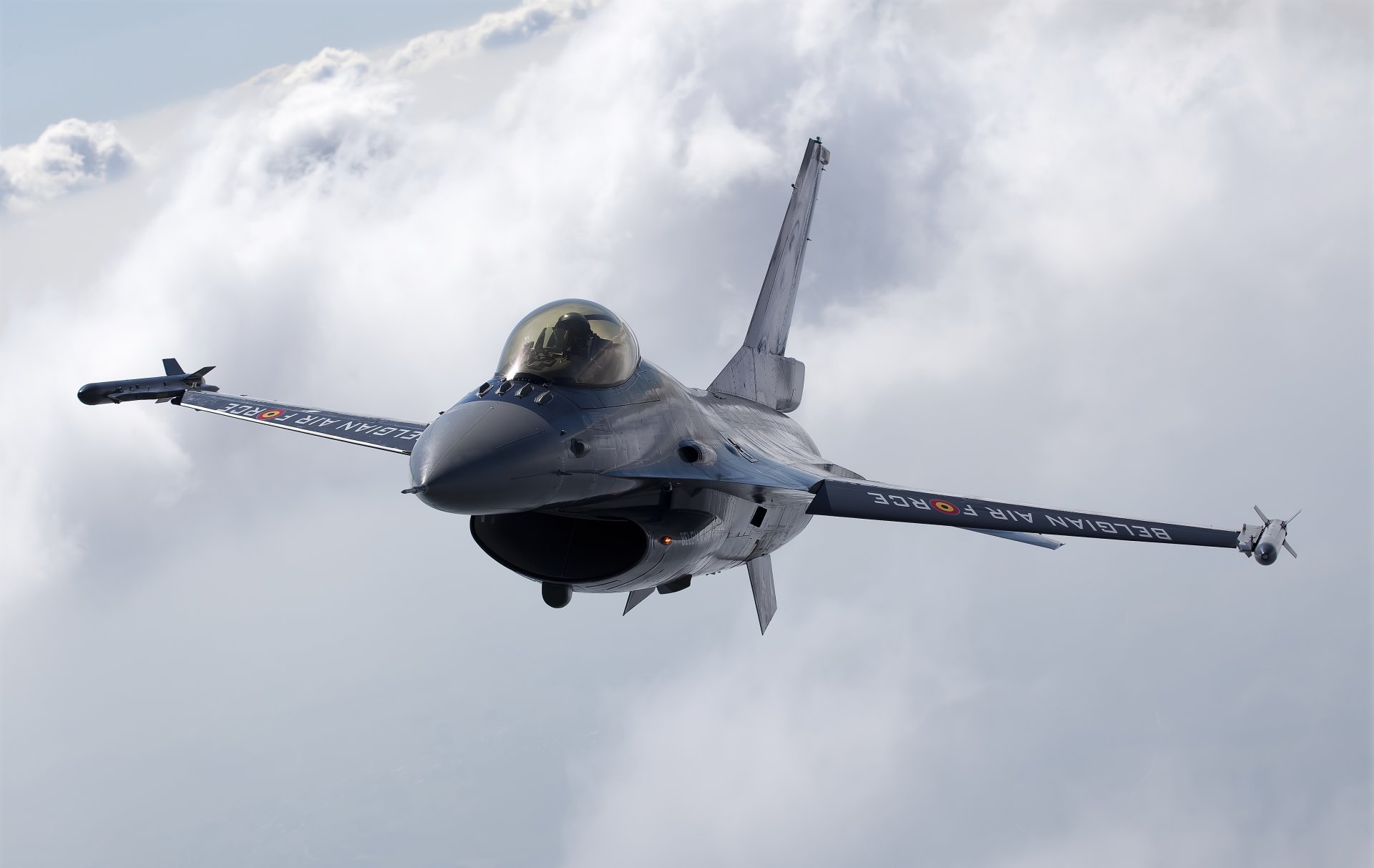 fighting f-16 multi-purpose fighter flight altitude sky clouds photo