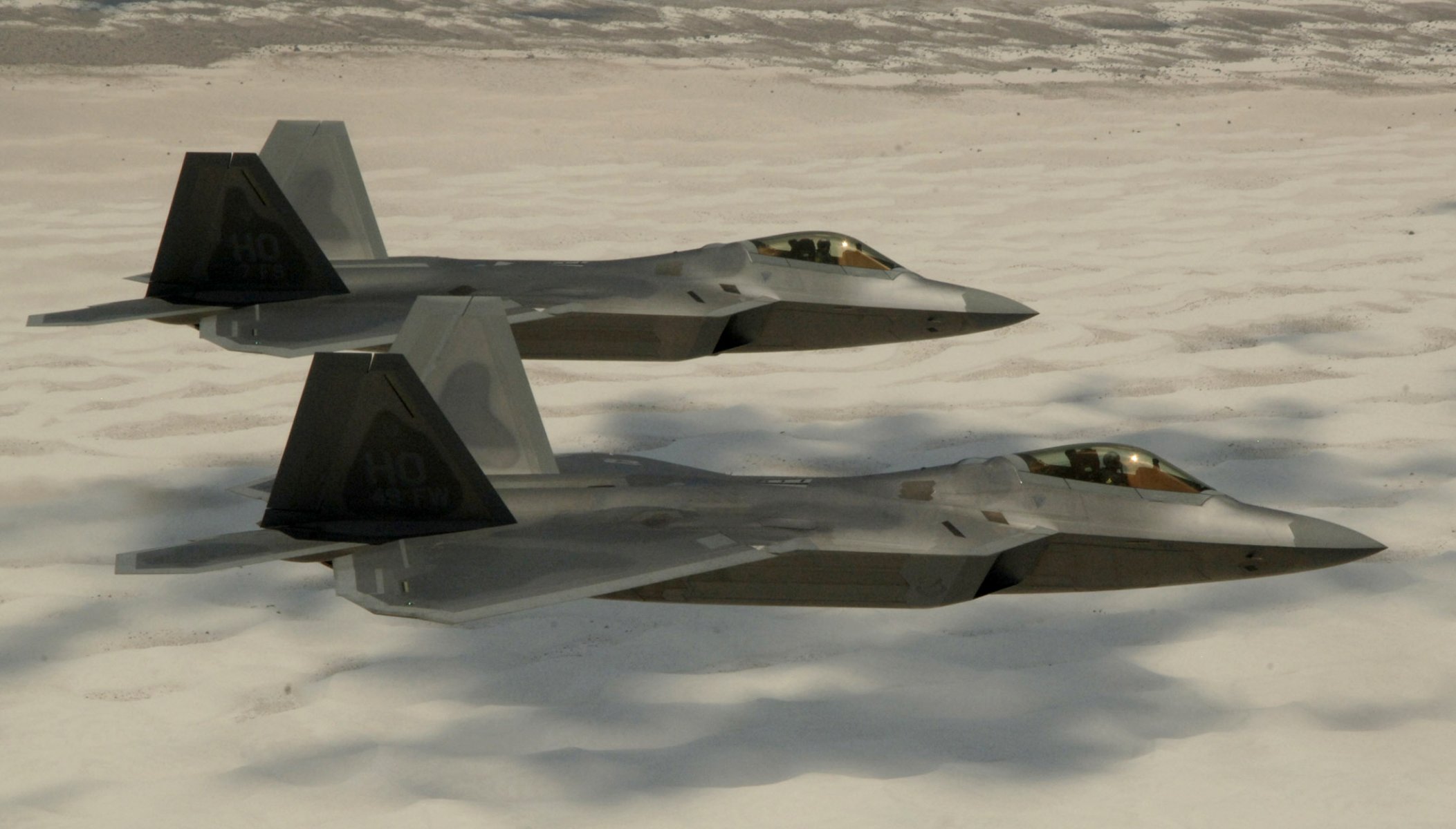 foto lockheed / boeing f-22 raptor raptor mehrzweck kämpfer flug höhe wüste sand