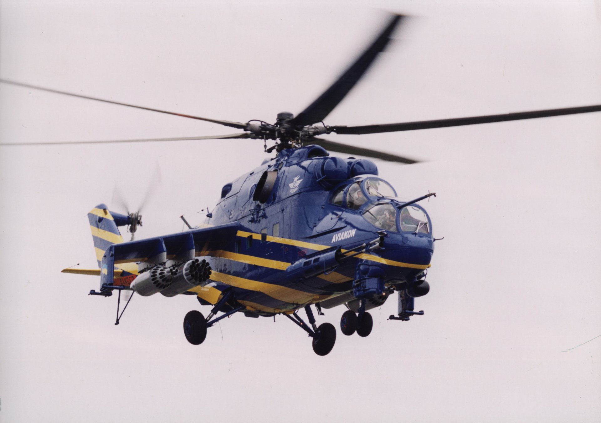 elicottero mi 24 pale blu cielo