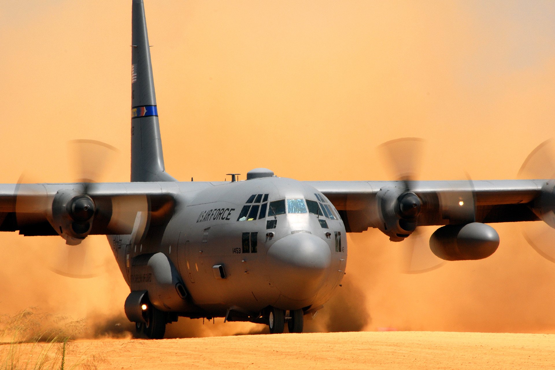 lockheed s-130 hercules flugzeug landung staub