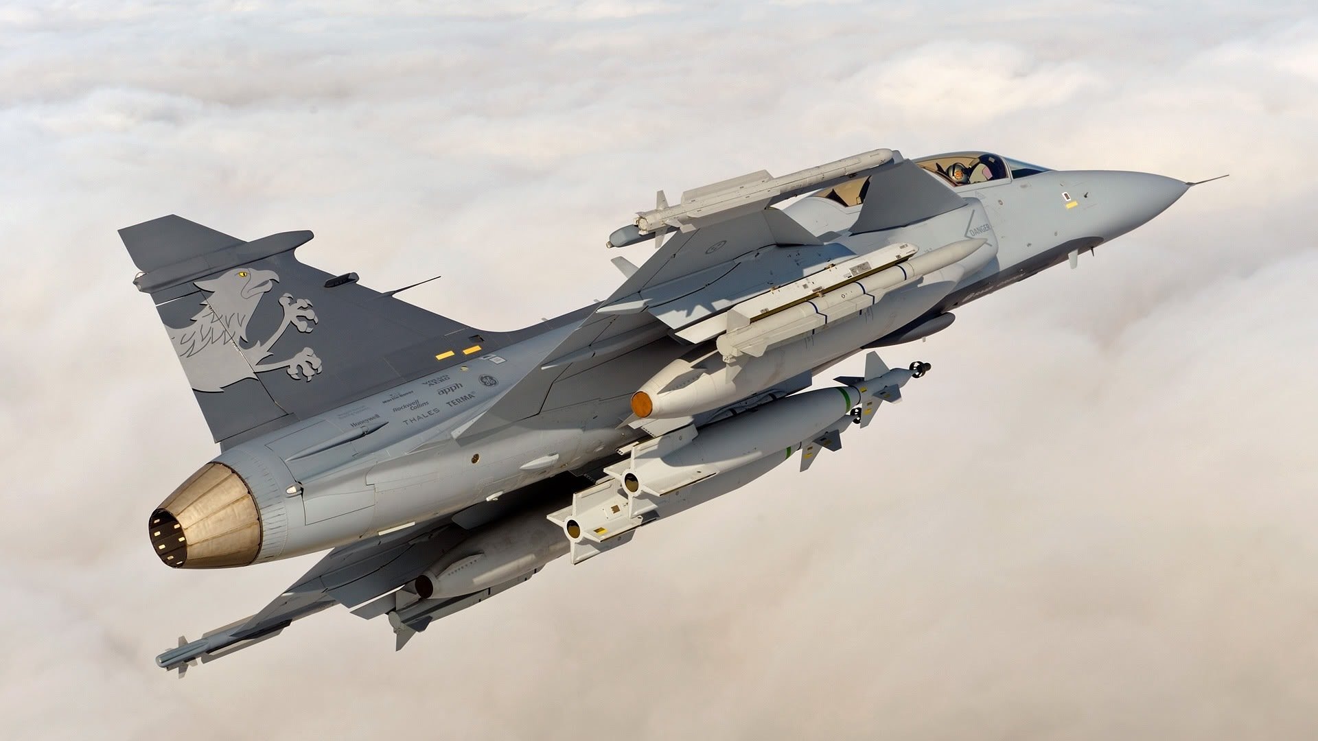 avion combattant nuages altitude ciel saab jas gripen