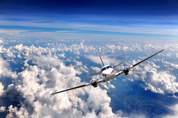 Schönes Foto des Flugzeugs auf dem Hintergrund der Wolken